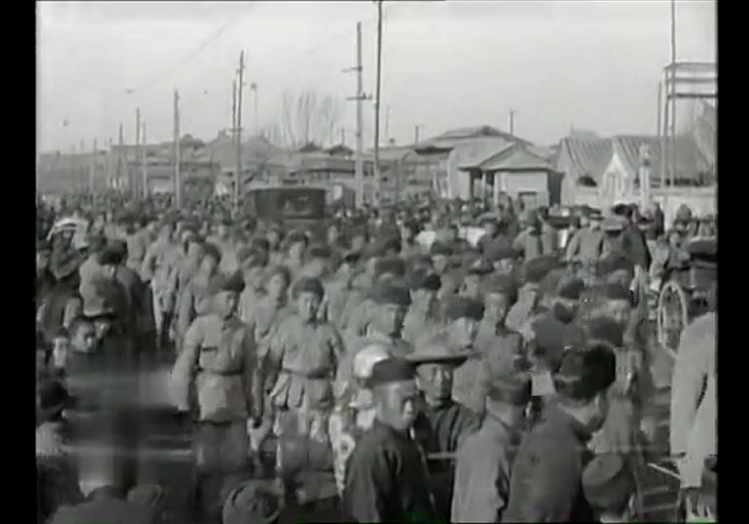 北伐士兵高唱着歌在街道上行军